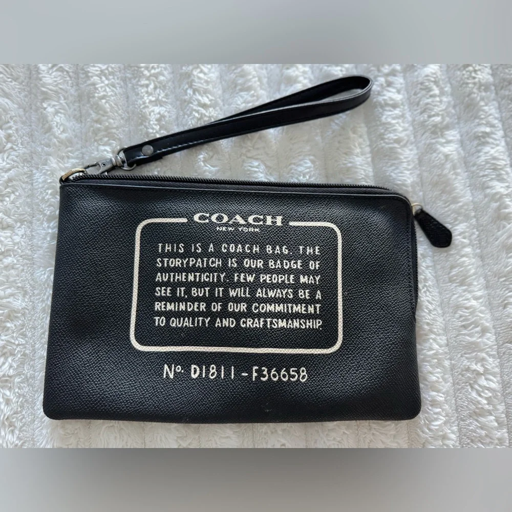 Coach Story Patch Black Leather Wristlet Carry All Travel Pouch Zipper - Picture 2 of 7